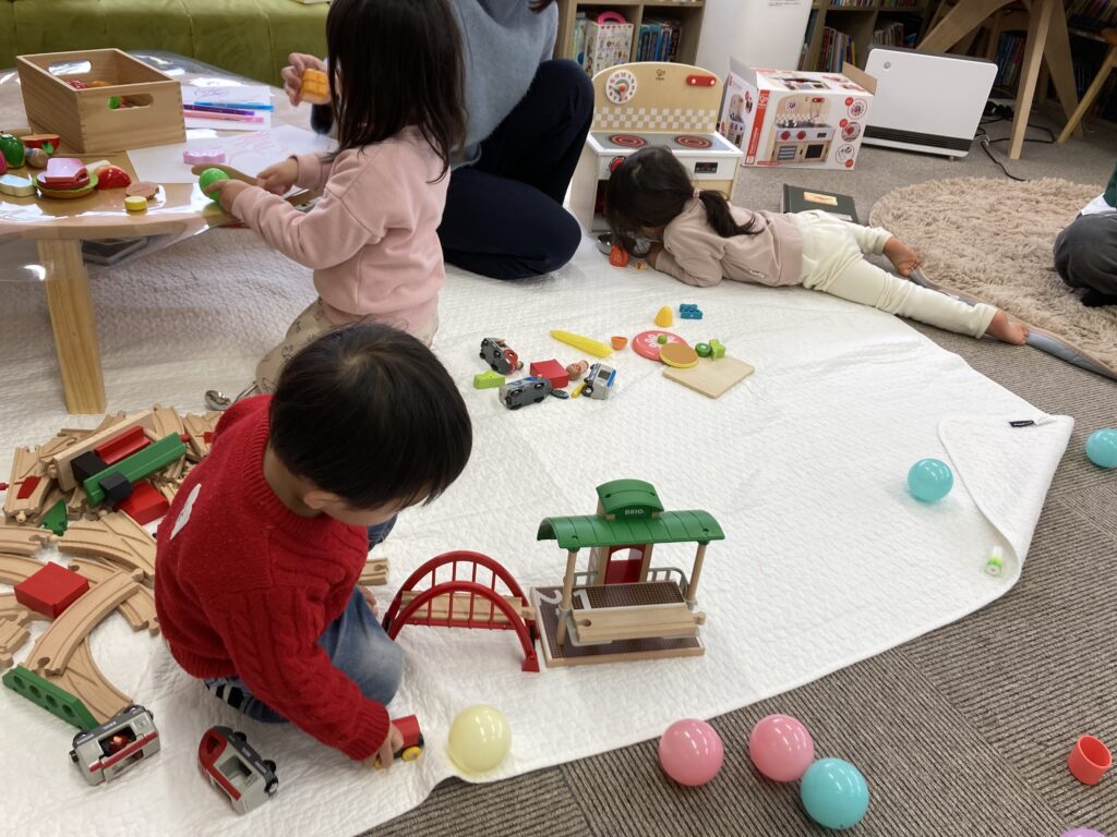 子どもたちの遊ぶ写真